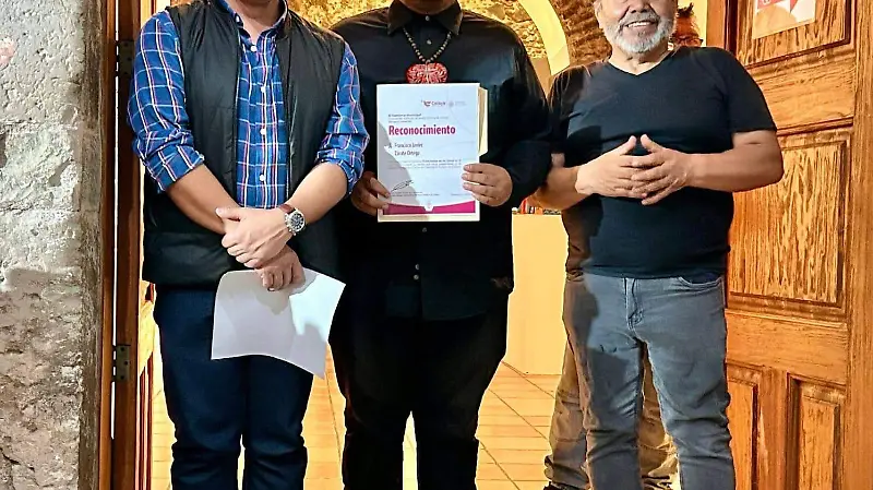 Francisco recibió un reconocimiento.